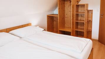 4 chambres, coffres-forts dans les chambres, fer et planche à repasser