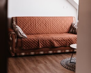 Fernseher, Tischfußball, Tischtennisplatte