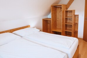 4 bedrooms, in-room safe, iron/ironing board, travel crib