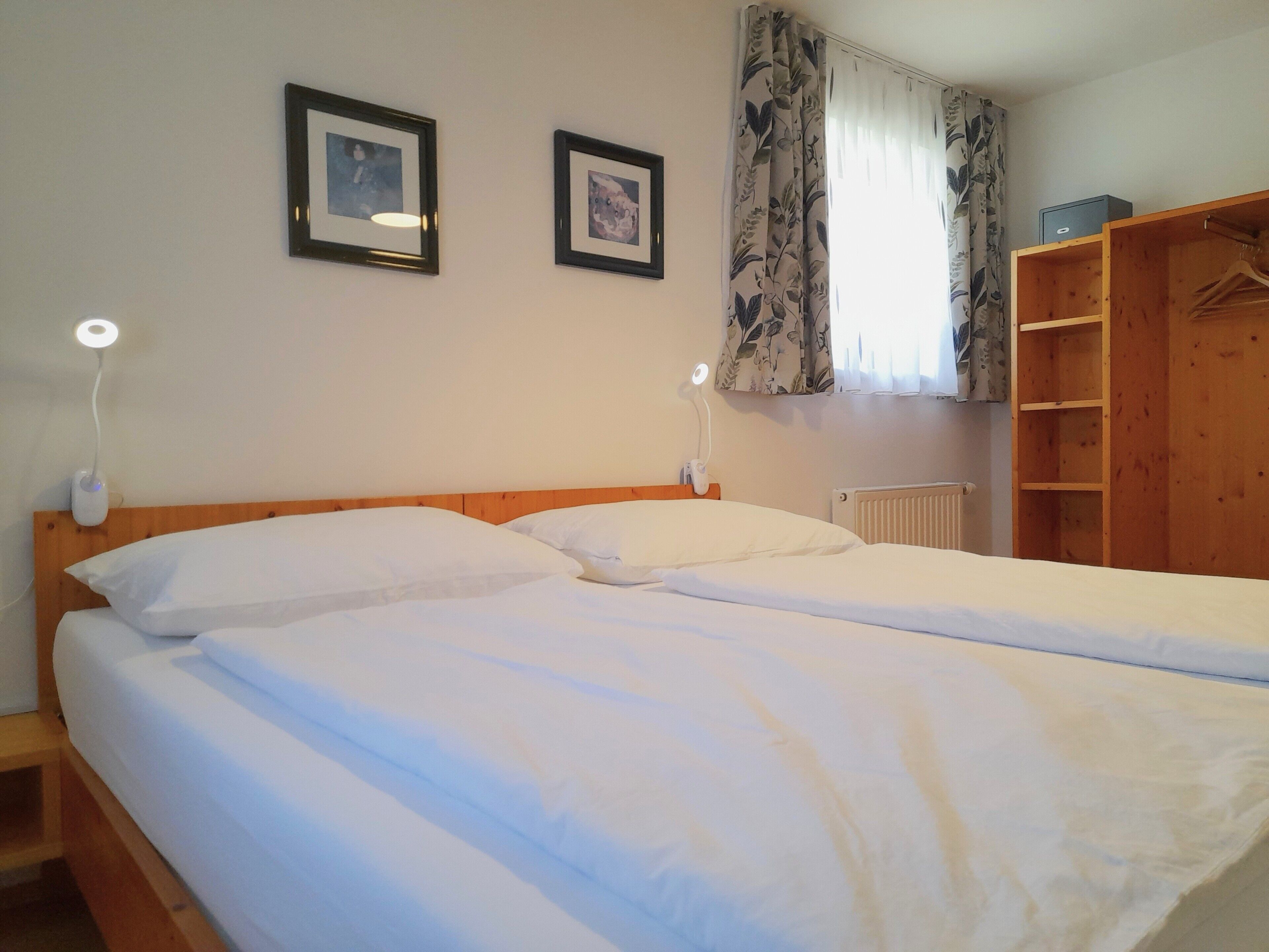 4 chambres, coffres-forts dans les chambres, fer et planche à repasser