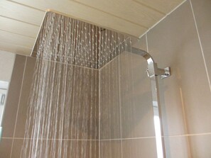 Shower, hair dryer, towels, soap - 🏞Experience the mountains at your fingertips, at ground level with your own terrace, quiet (Bad Kohlgrub)
