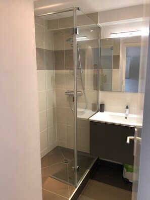 Dusche, Haartrockner, Handtücher