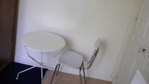 A small room with a white round table and a single white chair. - Large detached comfortable room (Le Mesnil-Esnard)