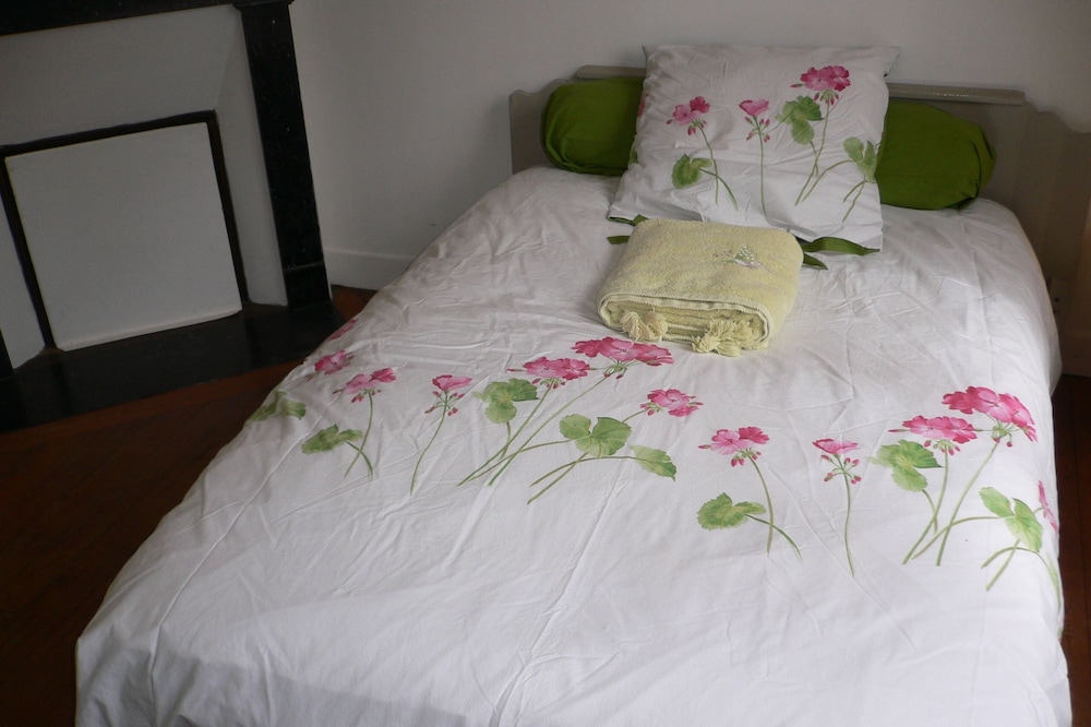 Large detached comfortable room