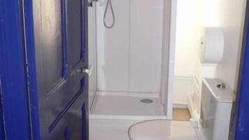 Douche, sĂšche-cheveux, serviettes fournies, papier toilette