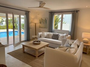 Smart-TV, peis, bøker og stereoanlegg