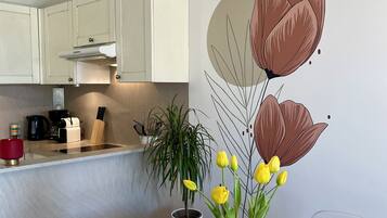 Een koelkast, een microgolfoven, een oven, een kookplaat