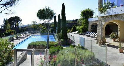 BASTIDON DE CHARME TERRASSE JARDIN PISCINE GORDES LUBERON