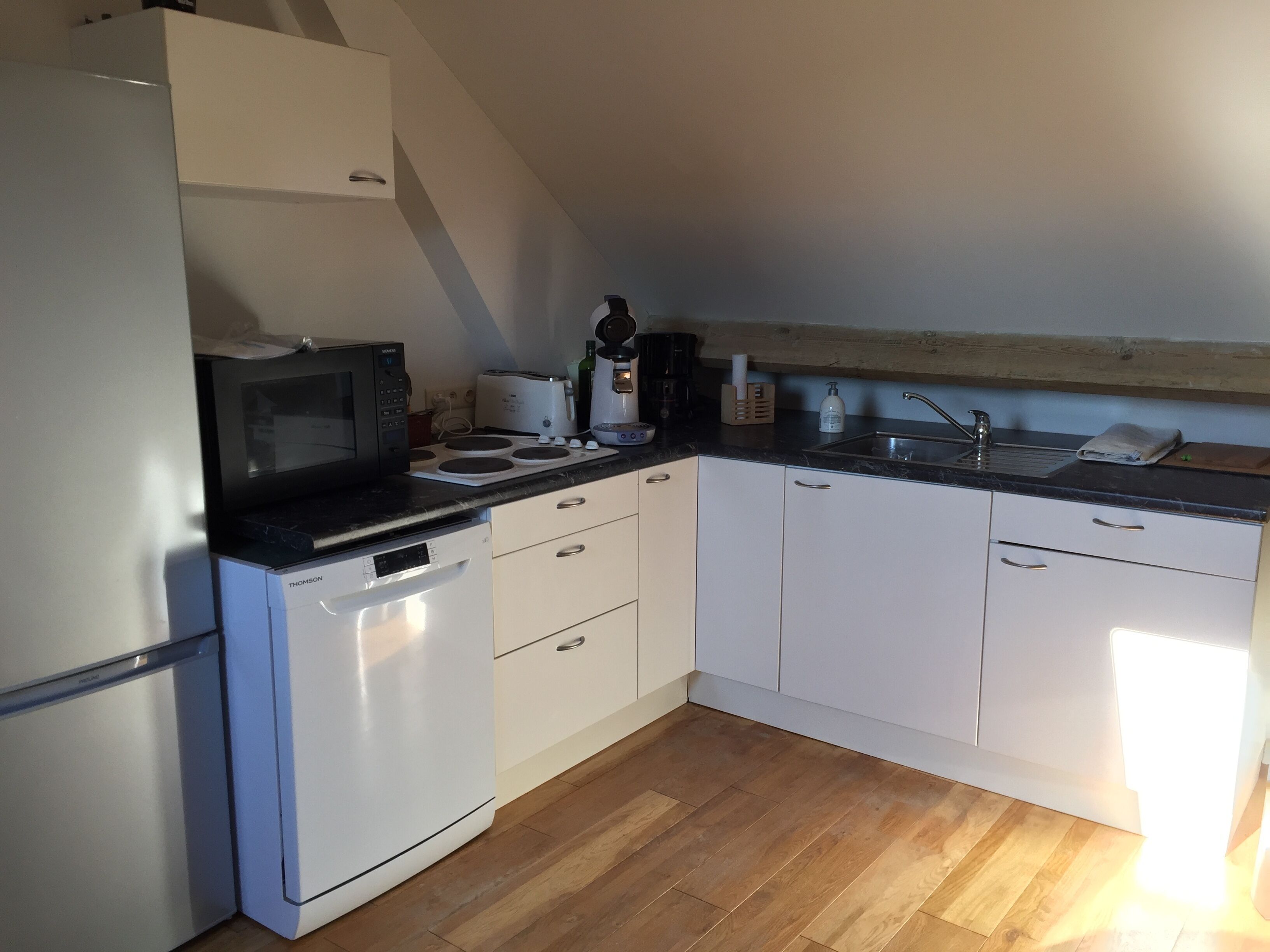 Réfrigérateur, micro-ondes, plaque de cuisson, lave-vaisselle