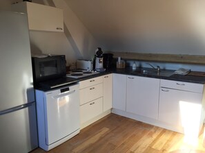 Frigorifero, microonde, piano cottura, lavastoviglie