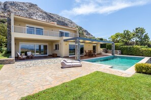 Piscina externa sazonal, espreguiçadeiras