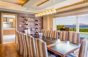 Vila superluxo, 5 quartos, piscina particular, vista para o mar | Opções para refeição no quarto