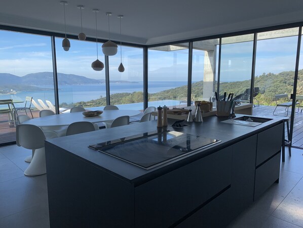 Fridge, microwave, oven, stovetop - Villa Lourada architect house, swimming pool, spa 1.5 km from beautiful beaches  (Olmeto)