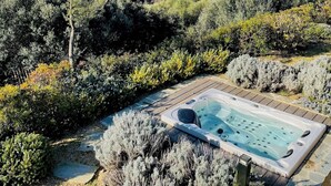 A hot tub in a natural setting with a view of the sea and hills. - Villa Lourada architect house, swimming pool, spa 1.5 km from beautiful beaches  (Olmeto)