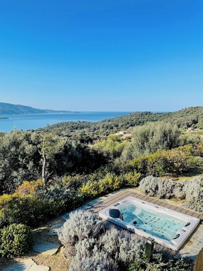 Tina de hidromasaje al aire libre