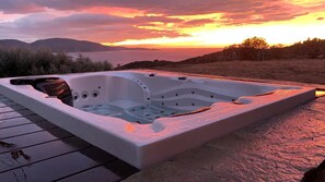 Outdoor spa tub - Villa Lourada architect house, swimming pool, spa 1.5 km from beautiful beaches  (Olmeto)