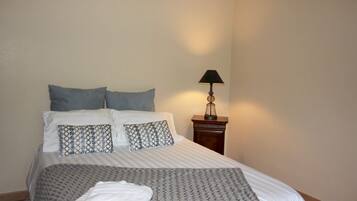 5 bedrooms, iron/ironing board, WiFi, bed sheets