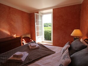 5 bedrooms, iron/ironing board, WiFi, bed sheets - Family farmhouse in Provence on a vineyard with authentic swimming pool (Mondragon)