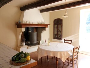 Dining - Family farmhouse in Provence on a vineyard with authentic swimming pool (Mondragon)