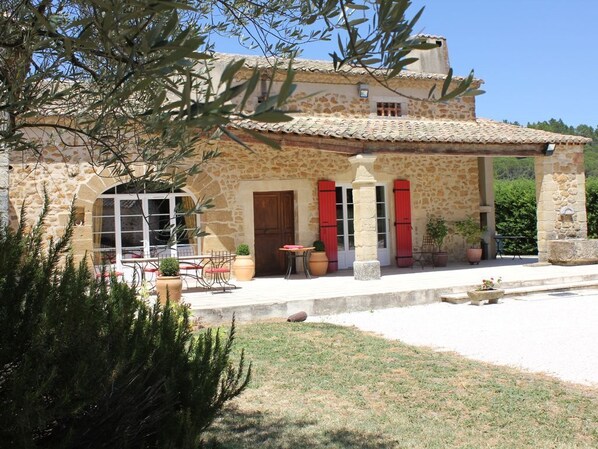 Exterior - Family farmhouse in Provence on a vineyard with authentic swimming pool (Mondragon)