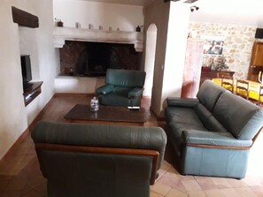TV, DVD player, mesa de pingue-pongue