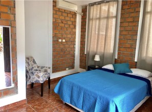 Habitación clásica, 1 cama doble, accesible para personas con discapacidad, vistas a la piscina | Escritorio, wifi gratis, ropa de cama