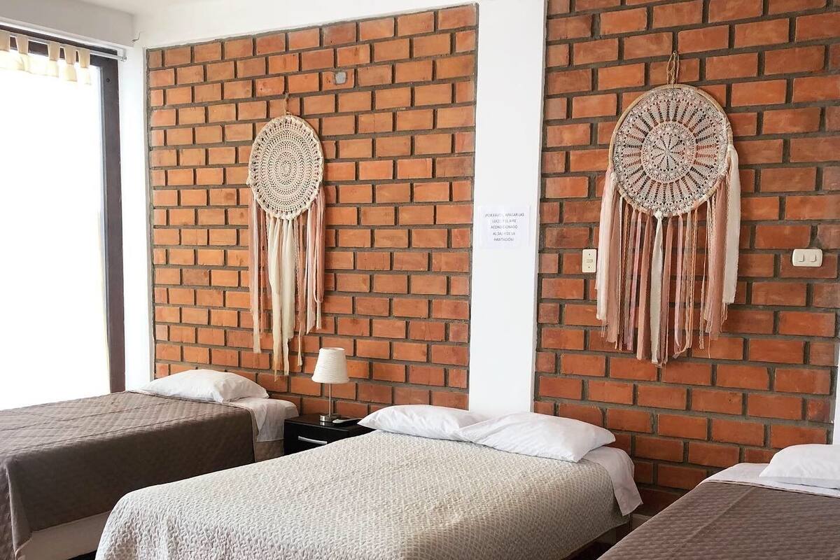 Habitación familiar, varias camas, accesible para personas con discapacidad, vistas al jardín | Escritorio, wifi gratis, ropa de cama