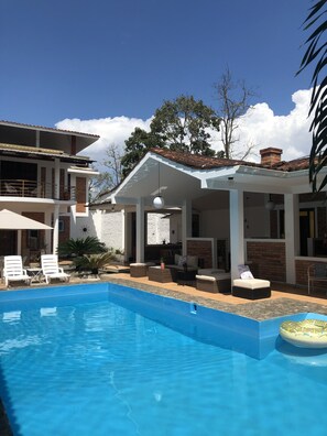 Una piscina al aire libre