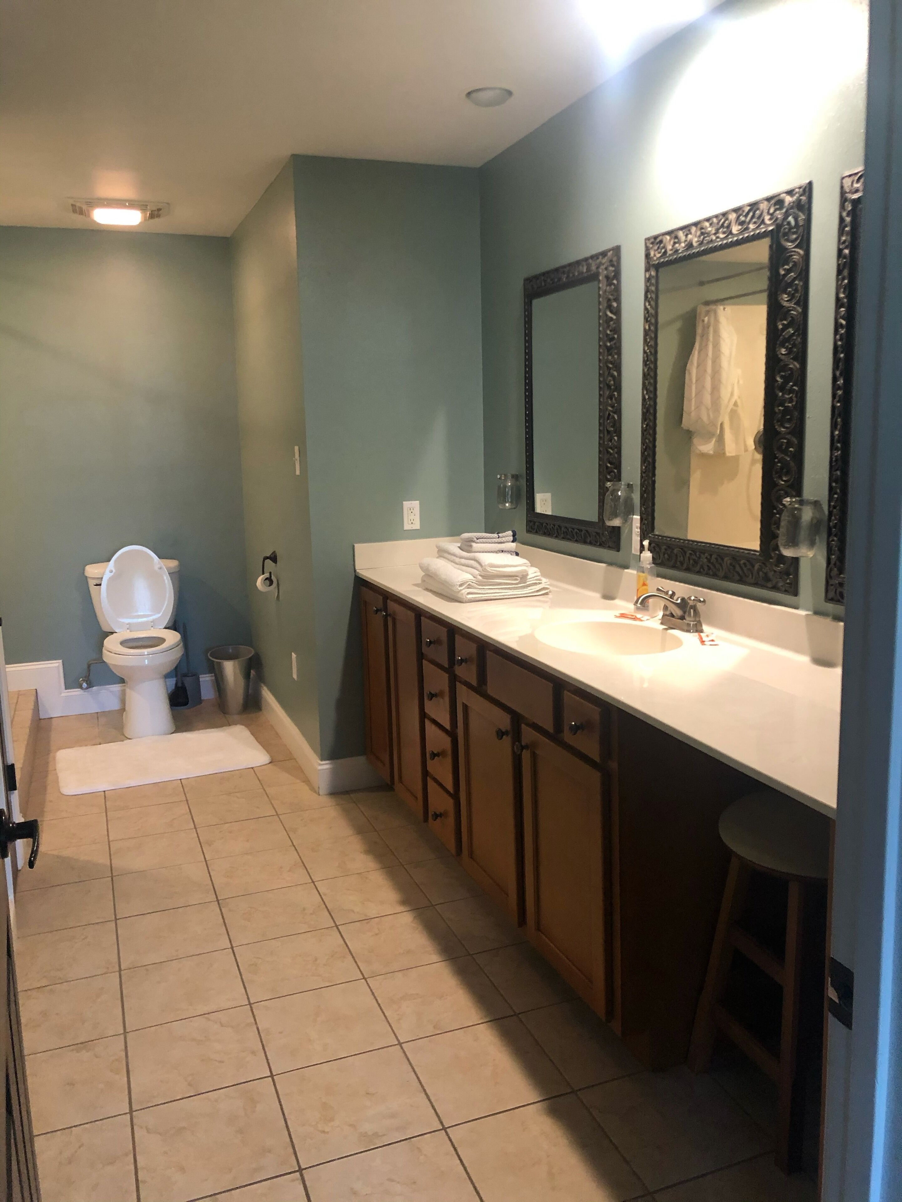 WB Outfitters Fishing and Hunting Lodge-Entire House