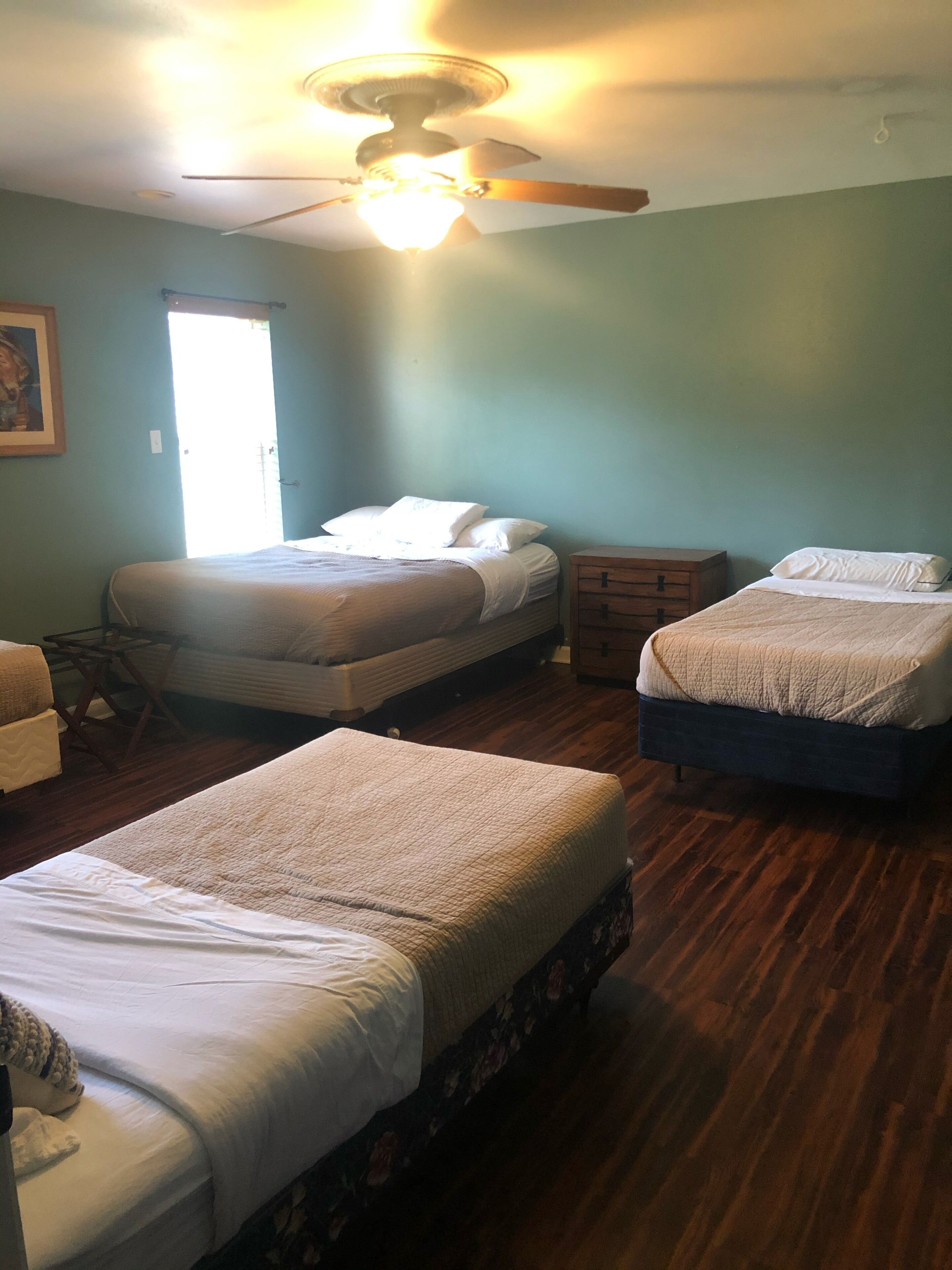 WB Outfitters Fishing and Hunting Lodge-Entire House