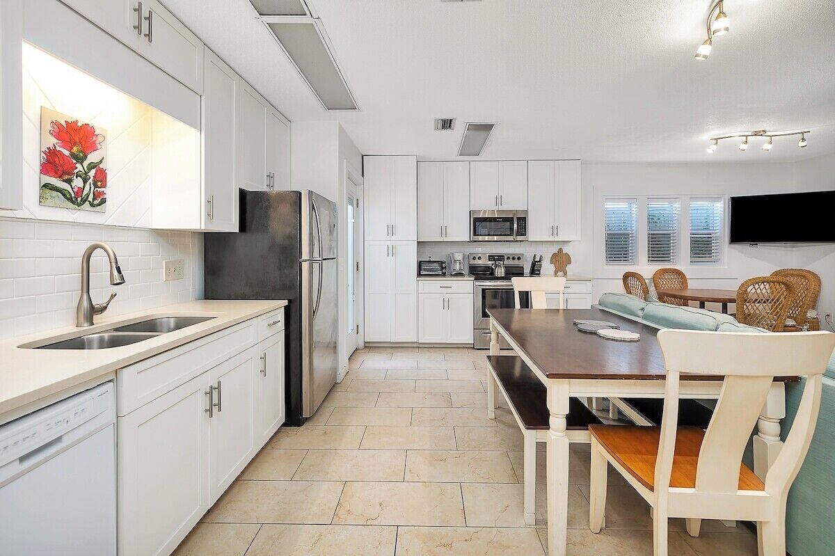 Kylskåp, mikrovågsugn, ugn och spishäll