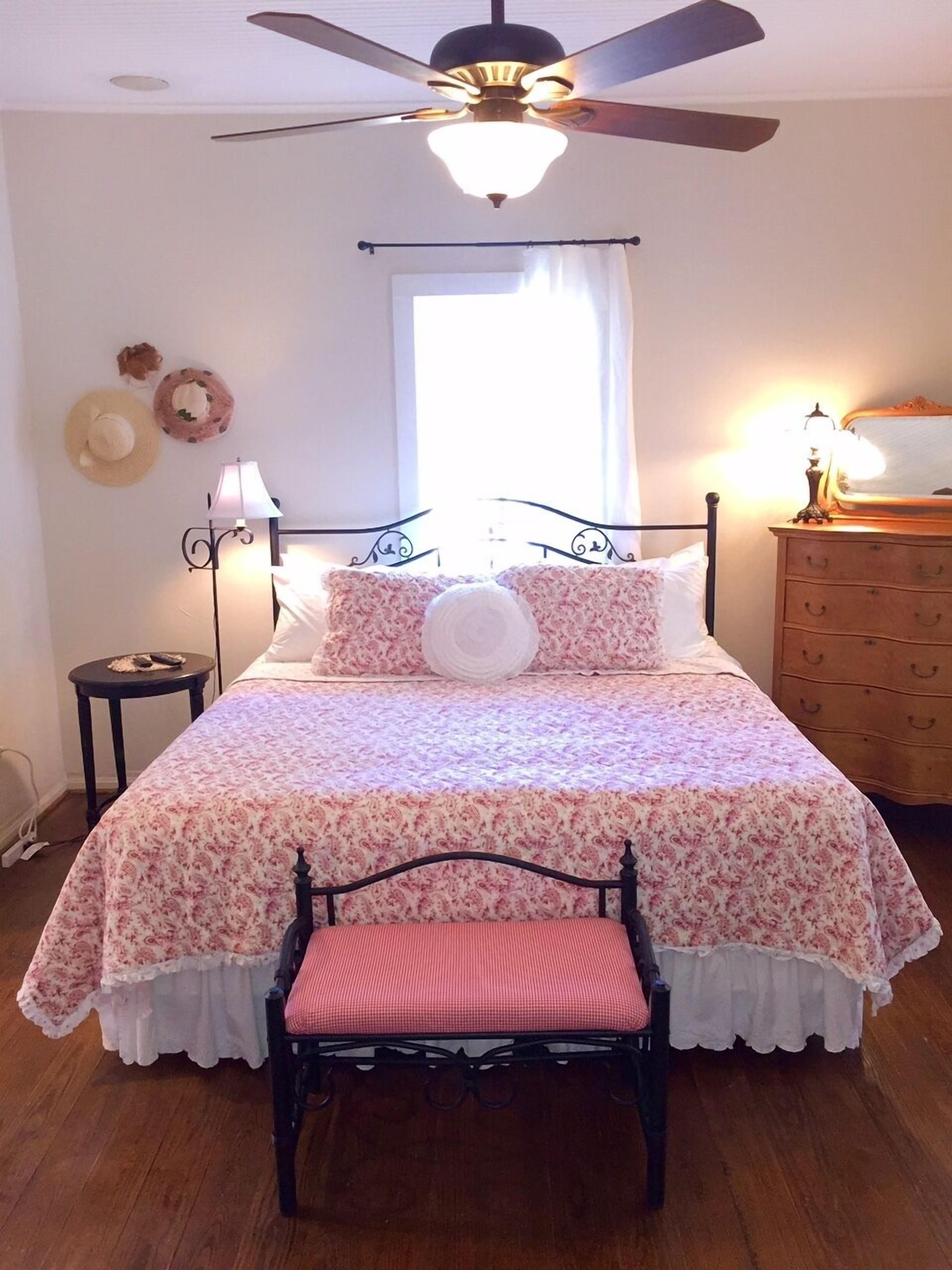  Charming Sunday Haus, Historic District 2 Blks from Main St