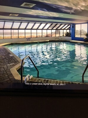 Alberca techada y alberca climatizada