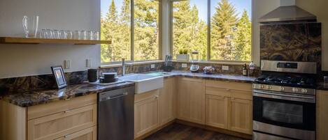 Microondas, horno, parrilla de estufa y lavavajillas