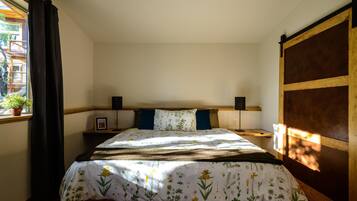 2 bedrooms, internet, bed sheets