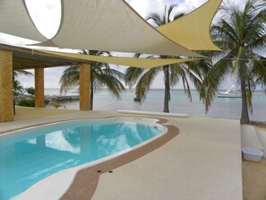 Una piscina al aire libre, una piscina climatizada