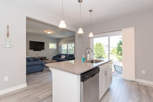 Fun Haven sleeps 12. All season pool and hot tub. Walk to beach. Pet friendly.