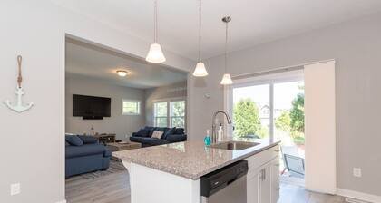 Fun Haven sleeps 12. All season pool and hot tub. Walk to beach. Pet friendly.