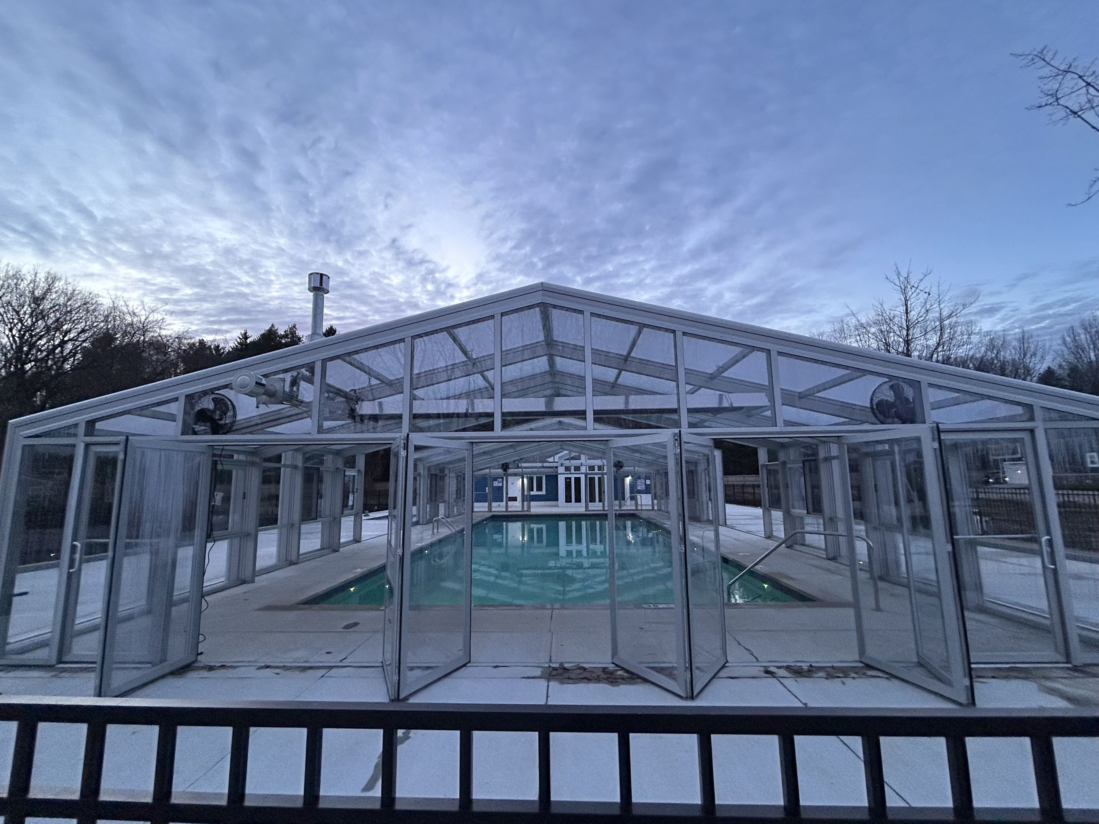 室内游泳池，室外游泳池