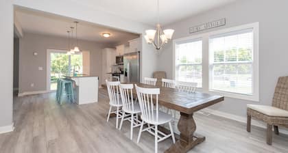 Fun Haven sleeps 12. All season pool and hot tub. Walk to beach. Pet friendly.