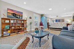 Smart-TV, DVD-Player, Bücher, Stereoanlage