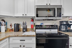 Wasserkocher mit Kaffee-/Teezubehör, Kühlschrank, Mikrowelle, Ofen