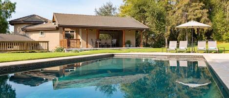 Piscina a l'aire lliure i piscina climatitzada