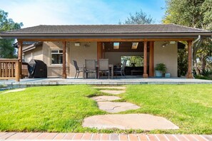 Outdoor dining - Spacious Central Coast Retreat. Pool, Spa, Backyard & Pet Friendly. Sleeps 8. (Arroyo Grande)