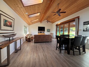 Smart TV, books - Spacious 4 Bd Central Coast Retreat -Pool, Spa, Backyard - Pet Friendly (Arroyo Grande)