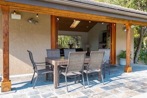 Outdoor dining - Spacious 4 Bd Central Coast Retreat -Pool, Spa, Backyard - Pet Friendly (Arroyo Grande)