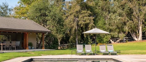 Piscina all'aperto, una piscina riscaldata