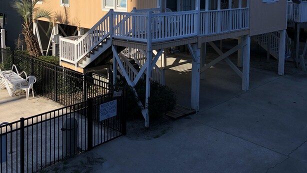 Une maison de plage avec une terrasse et une piscine privée.