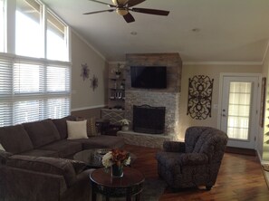 Smart TV, fireplace, books, stereo