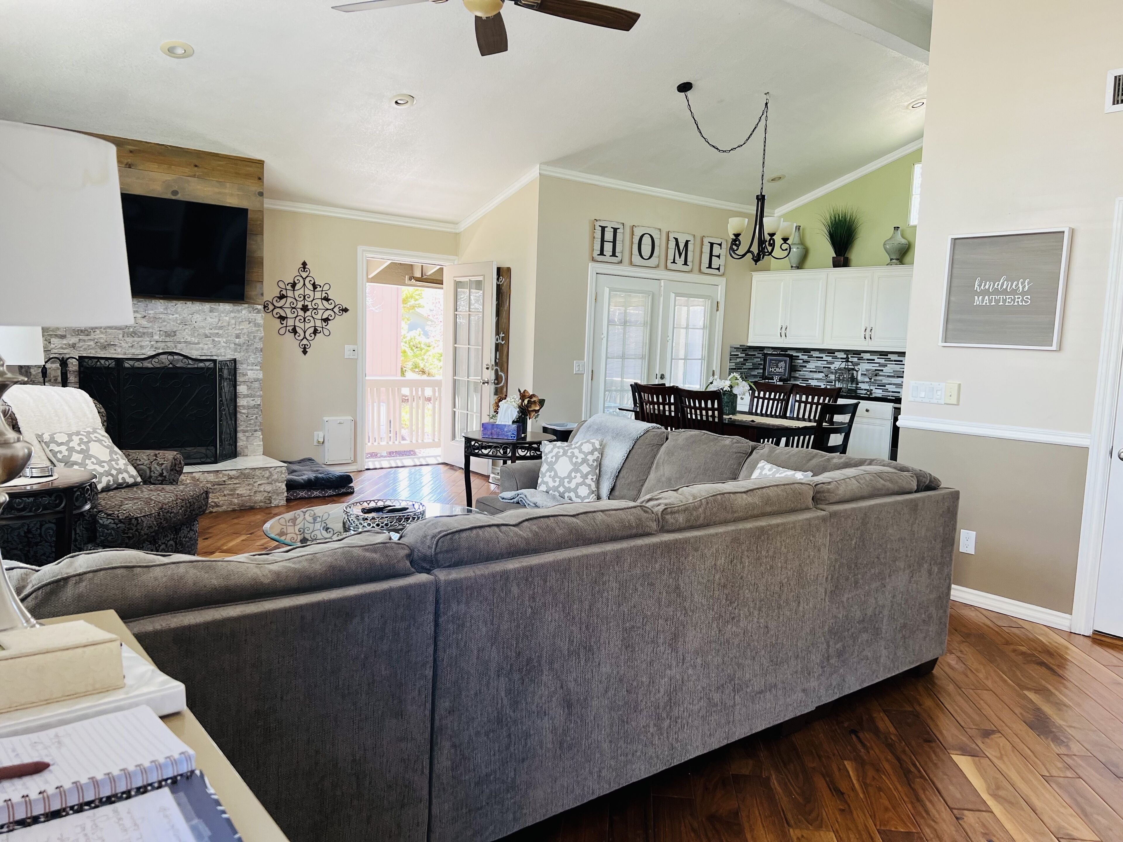 Smart TV, fireplace, books, stereo